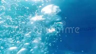 游泳池<strong>气泡</strong>上升和漂浮的慢动作<strong>水下</strong>视频