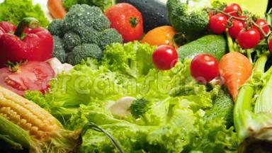 鲜切菜片落在绿色湿<strong>生菜叶</strong>上的慢动作视频.. 健康营养概念