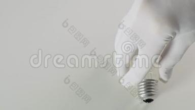 不同类型的灯泡：旧白炽灯和CFL灯泡到新的LED类型。