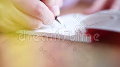 女人用钢笔向右向左填写支票本