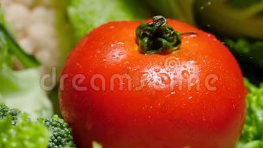 特写4k视频，水滴从新鲜成熟的番茄中飘落下来。 健康营养概念
