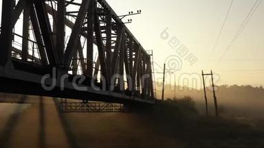 黎明<strong>时</strong>分在雾中架起铁铁桥