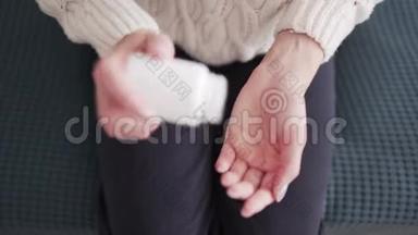 <strong>最后</strong>的抗生素药片-一个女人把<strong>最后</strong>的药从包裹里倒进她的手掌。 治疗方法
