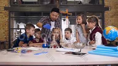 化学老师教年轻学生在实验室做化学反应实验