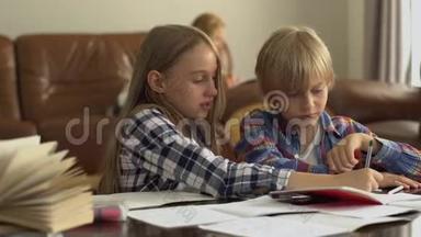 可爱的<strong>弟弟</strong>和妹妹在家学习的前景，而他们的母亲坐在后台