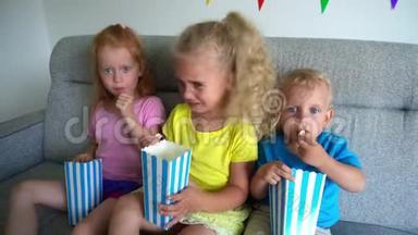 孩子们吃爆米花，哭。 悲伤的孩子在家电影院<strong>看戏</strong>剧电影