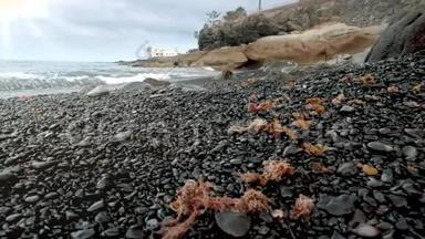 阴天在空旷的海滩<strong>上海</strong>浪翻滚和破碎的4K杜利视频