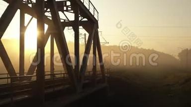 黎明时分在雾中架起铁铁桥