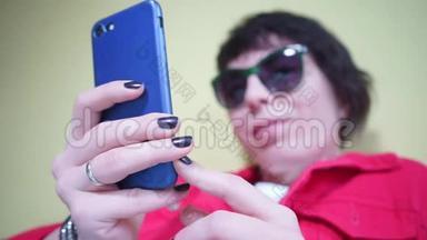 蓝色智能手机在一个红衣女孩手中