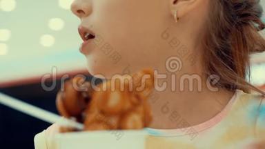 在咖啡馆里吃冰淇淋的年轻女孩闭上嘴。 在糖果咖啡馆吃<strong>甜点</strong>的<strong>少女</strong>脸。