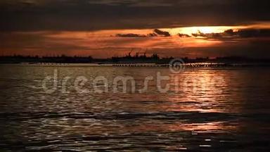 充满活力的夕阳天空在海上与五颜六色的夏季时间。 热带夏岛上，金色的云近于日出。