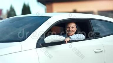 帅气的欧洲休闲男扮男装坐在现代白色豪华轿车中镜头