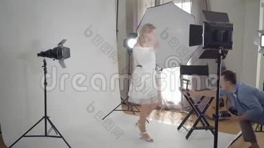 拍摄的后台。 专业摄影师拍摄优雅的女人跳舞和在白色上<strong>旋转</strong>的<strong>照片</strong>