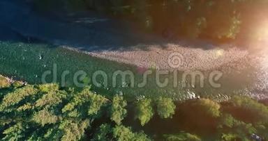 在阳光明媚的夏季早晨，<strong>低空</strong>飞行在带岩石的新鲜快山河上。