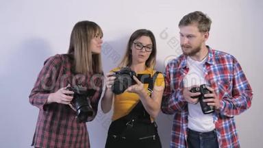 摄影学校工作坊期间，数码相机专业摄影师学习技术规格相机
