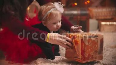 圣诞节概念-一个可爱的小宝宝玩礼盒