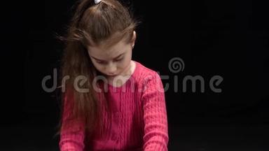 小女孩坐在地板上玩，然后她的祖母走近她，给了她一封信。 慢动作