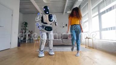 一个<strong>机器人</strong>跳舞，一个女人在房间里跳。 Cyborg和人类概念。
