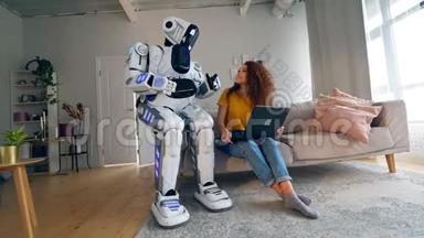 <strong>机器人</strong>，半<strong>机器人</strong>和人类概念。 一个女孩和一个<strong>机器人</strong>在房间里用笔记本电脑工作。