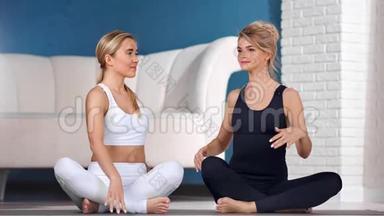 两个漂亮的运动年轻女子正在练习瑜伽，展示出自己的名字