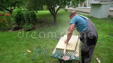 工人用磨光机打磨木板.. 木材清洁工作