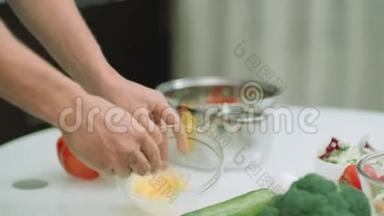 特写男人的手，把鸡蛋加入锅里。 男人亲手烹饪食材