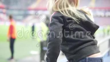 在一场<strong>足球赛</strong>中，小女孩为俄罗斯队欢呼