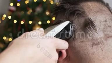 男人`用电动剃须刀理发. 整理发型. 用剪发器剪发。 男士`理发师