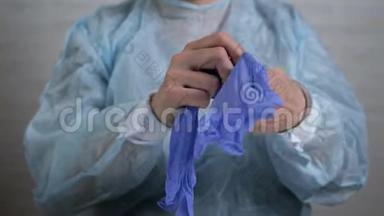 女医生戴上蓝色消毒<strong>手术</strong>手套。 备在诊所进行<strong>手术治疗</strong>..