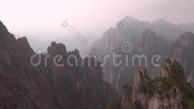 从黄山飞过岩的角度看全景，被称为黄山，安徽，中国。