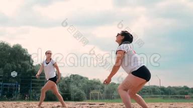 参加职业沙滩排球<strong>比赛</strong>的妇女。 一名后卫试图阻止两名女子的<strong>射击</strong>