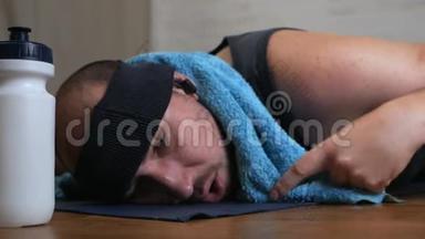 有趣的秃头胖子在瑜伽垫上厌倦了上课，用水，冷却自己