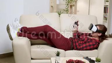 女人躺在沙发上用<strong>vr</strong>镜<strong>玩</strong>电子游戏