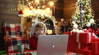 圣诞节网购。 网上商店、网上圣诞商店打折。 圣诞老人帽子上戴着礼物的快乐可爱的孩子