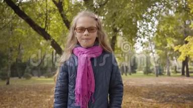 一个年轻的白种人少女戴着眼镜对着镜头眨眼睛逃跑的肖像。 年轻的金发少年