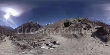 尼泊尔丁波切和帕勒赫村的4KVR，珠穆朗玛峰大本营轨道的基本点。 EBC. 佛教佛塔