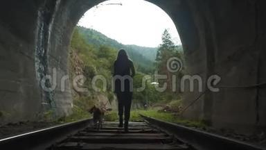 隧道里一个<strong>女孩</strong>的<strong>剪影</strong>。 一个带狗的<strong>女孩</strong>坐火车去。 从隧道里出来