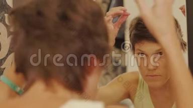 理发店里女人梳头，整理头发照镜子