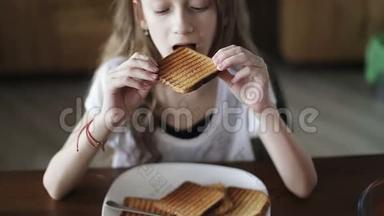 一个漂亮的女学生吃白面包吐司的肖像。