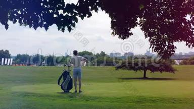 有设备的人站在高尔夫球场上。 高尔夫打高尔夫，运动生活方式概念。