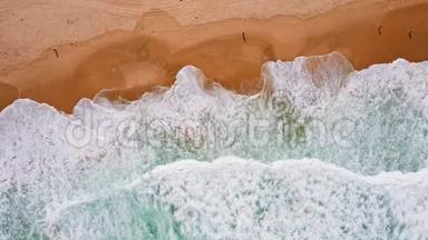 高空<strong>俯视</strong>海浪向美丽的沙滩滚动。 4k鸟`翠绿色海洋的眼睛<strong>镜头</strong>