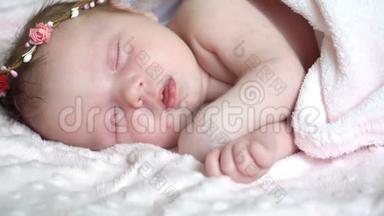 初生的小宝贝女孩正睡在床上，甜甜的梦到小宝贝，健康的入睡..