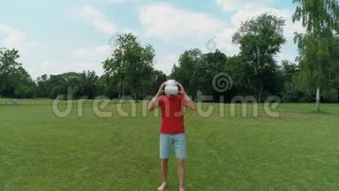 一名男子调整了他的虚拟现实耳机，俯视着公园