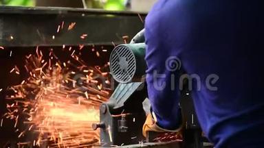 机械工人切割重钢抛光金属磨床焊接火花工业工人