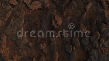 火星上一位孤独宇航员的俯视图。 宇航员躺在火星表面。 红色星球上的宇航员。