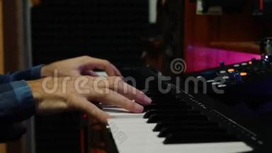 手指在录音室<strong>弹钢琴</strong>，MIDI键盘。 双手<strong>弹钢琴</strong>，在数字音频工作站创作歌曲.. 音乐c