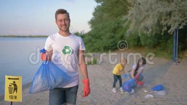 生态环境，背景上带垃圾袋的橡胶手套<strong>青年志愿者</strong>画像