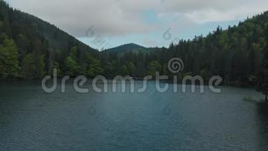 喀尔巴阡山湖景。 锡尼维尔旅游地