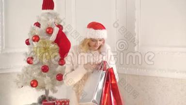 很漂亮的圣诞老人。 圣诞节<strong>购物</strong>包和<strong>购物</strong>。 她穿着圣诞礼服。 <strong>新年</strong>促销和圣诞节折扣。