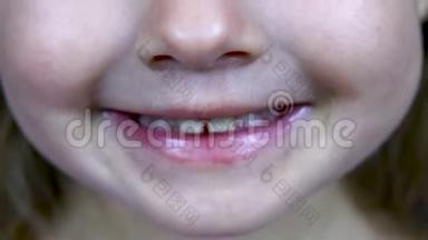 一个两岁的小女孩<strong>露出</strong>了牙齿。 特写
